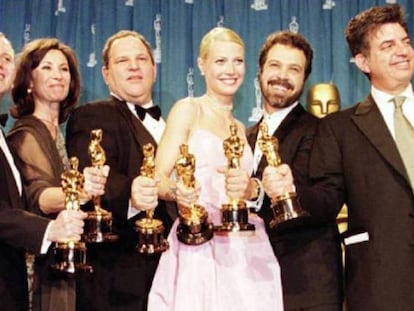 Harvey Weinstein (tercero por la izquierda, al lado de Gwyneth Paltrow) con el equipo de 'Shakespeare in love' en los Oscar de 1999. La mastodóntica campaña de promoción Weinstein logró que 'Shakespeare in love' le arrebatara el triunfo a 'Salvar al soldado Ryan'.