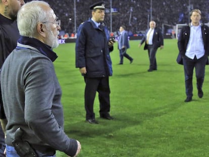 Savvidis, armado, invade el campo del PAOK.