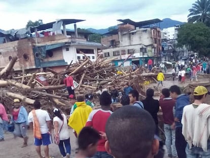 Moradores de Mocoa observam os estragos causados pelo transbordamento de vários rios no departamento de Putumayo, no sul da Colômbia.