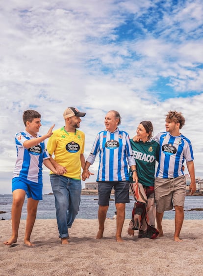 La familia Fraga (abuelo, hijos y nietos), en la playa de Riazor de A Coruña. 