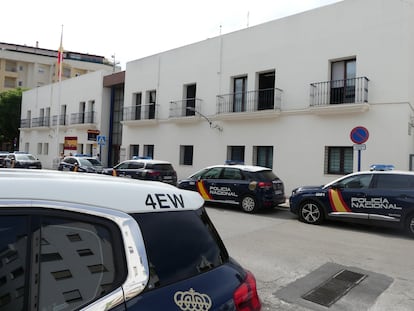 Vehículos policiales ante la comisaría de Policía Nacional en Estepona (Málaga).