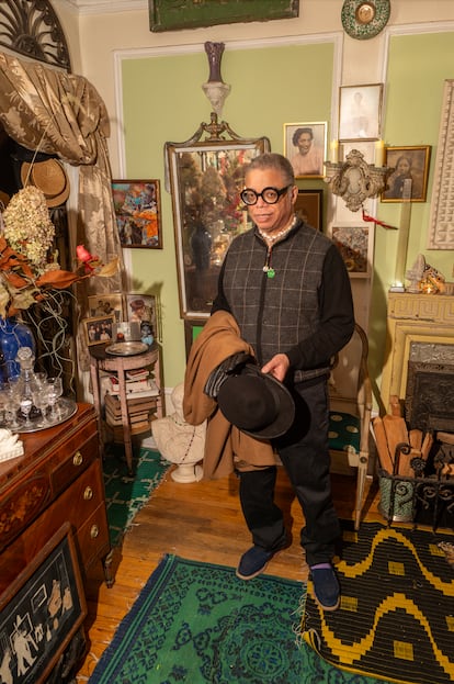 Michael Henry Adams -mitad dandy, mitad activista- nos recibe en su casa de Harlem, en el número 41 de la calle Convent. Un hombre y un lugar que contienen la historia de desigualdad y gentrificación que ha caracterizado al barrio.