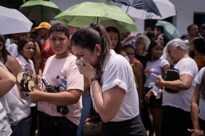 Mujer penitente reacciona al dolor en sus pies durante la procesión.