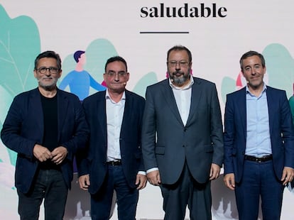 Desde la izquierda: Julio Mayol, catedrático de Cirugía de la Universidad Complutense de Madrid y jefe de sección de Cirugía en el Hospital Clínico San Carlos; José Luis Trillo Mata, responsable del Servicio de Farmacia de Área de Salud del Departamento Clínico Malvarrosa de Valencia; César Hernández, director general de Cartera Básica y Farmacia del Ministerio de Sanidad, y Pedro Carrascal, director general de la Plataforma de Organizaciones de Pacientes. 