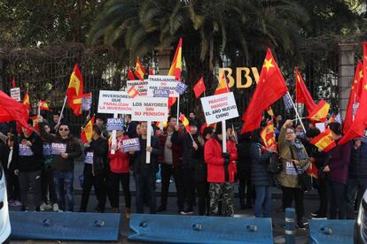 Protesta de la comunidad china en Madrid ante la sede de la Fundación BBVA contra el bloqueo de sus cuentas.