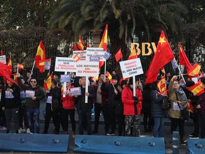 Protesta de la comunidad china en Madrid ante la sede de la Fundación BBVA contra el bloqueo de sus cuentas.