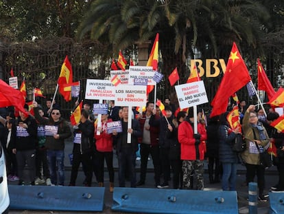 Protesta de la comunidad china en Madrid ante la sede de la Fundación BBVA contra el bloqueo de sus cuentas.