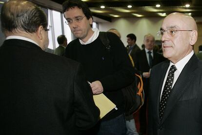 Gregorio Rojo (derecha), con su actual vicepresidente, el peneuvista Iñaki Gerenabarrena, y el socialista Txarli Prieto (de espaldas) en la asamblea de la caja de marzo de 2008.