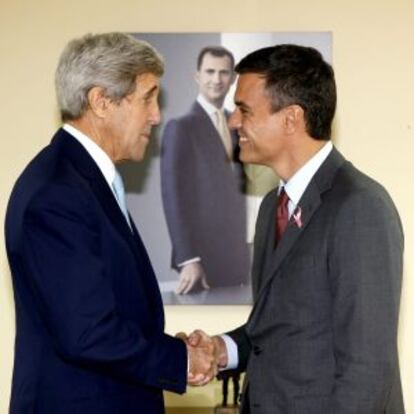 ohn Kerry y Pedro Sánchez en la base de Torrejón de Ardoz.