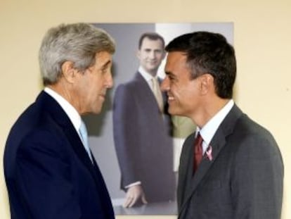 ohn Kerry y Pedro Sánchez en la base de Torrejón de Ardoz.