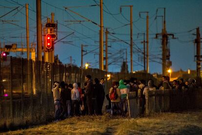 La crisis migratoria se ha intensificado este verano en Calais, el punto más cercano de Francia con Reino Unido desde donde parte el Eurotúnel y los ferries que cruzan el canal de La Mancha.