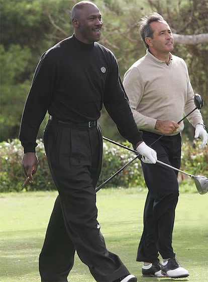 El jugador de baloncesto Michael Jordan y Severiano Ballesteros en un campo de golf de Valencia en 2004.