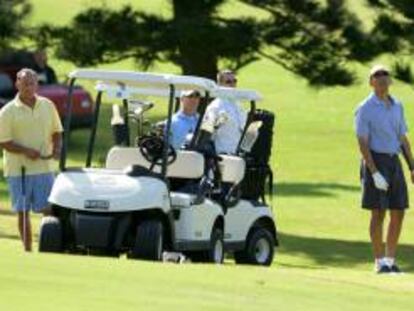 Imagen del presidente de EE.UU., Barack Obama (d), en un juego de golf en el Mid Pacific Country Club, Kailua, Hawaii (EE.UU.).
