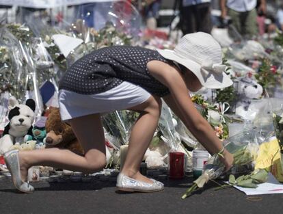 Velas y flores en homenaje a las v&iacute;ctimas del atentado de Niza
