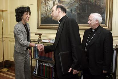 La ministra de Educación, Mercedes Cabrera, en una reunión con los obispos españoles en mayo.