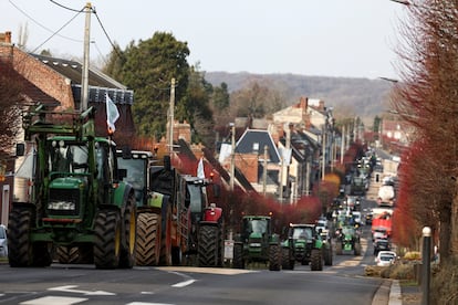 Una caravana de tractores a su paso por Noailles (Francia), este lunes.
