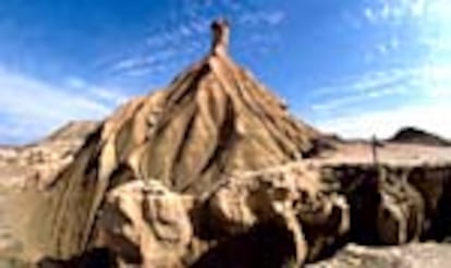 Una de las insólitas formas geológicas que pueden contemplarse en el parque natural de Bardenas Reales, en Navarra.