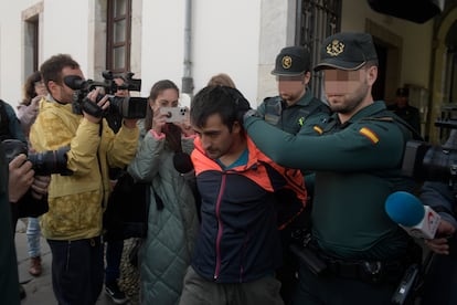 El detenido por arrollar mortalmente a un agente de la Guardia Civil cuando huía con un coche robado, esta mañana en la conducción a los juzgados de Pravia.