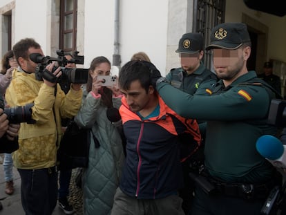 El detenido por arrollar mortalmente a un agente de la Guardia Civil cuando huía con un coche robado, esta mañana en la conducción a los juzgados de Pravia.