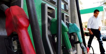 Surtidor de gasolina en una estación de servicio.