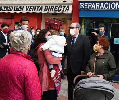 El candidato del PSOE a la Comunidad de Madrid, Ángel Gabilondo, durante su visita a Rivas Vaciamadrid con motivo de la campaña electoral socialista.