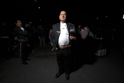 Rafael, 72 años, mariachi. La plaza Garibaldi, epicentro de la música popular mexicana, quedó desierta en la tarde del jueves. Una marea humana que partía de Tlatelolco, barrió con sus cánticos la música de los mariachis. Rafael lleva 50 años trabajando sin horarios, tocando en grupo, a veces a dúo, a veces con otros seis compañeros, siempre en la misma plaza. "Según lo que quiera el cliente y el dinero que traiga", dice mientras observa el paso de la marcha. Sobre las protestas: "El Gobierno se está pasando. Debería educar a sus trabajadores, al Ejército, para que el pueblo esté en paz. Los ciudadanos debemos defender nuestros derechos". Quién sabe si la rabia colectiva dejará lugar para la música esta noche.