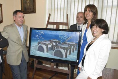 El delegado del Gobierno en el País Vasco, Mikel Cabieces, la portavoz del Gobierno vasco, Idoia Mendia, y la alcaldesa de Plentzia, Isabel Zarauza, ayer en la presentación del proyecto.