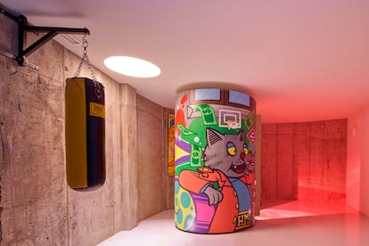 Dos palmos de hormigón armado aíslan las paredes del estudio del sótano de Kaydy Cain, presidido por una cabina de grabación de voces cilíndrica decorada con el mítico gato Fritz.