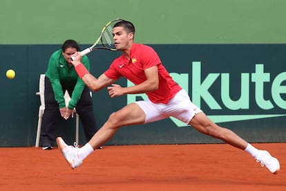 Alcaraz devuelve la pelota durante el partido contra Copil.