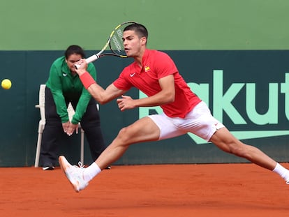 Alcaraz devuelve la pelota durante el partido contra Copil.