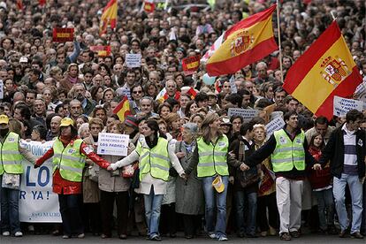 Los representantes de las diez organizaciones convocantes de la marcha contra la LOE han pedido al Gobierno que tenga "la sensibilidad" de retirar la LOE ante el "rechazo" que provoca. "Si fuera un Gobierno receptivo y tiene el mínimo talante, talento y sensibilidad, retiraría la ley y la pactaría con toda la sociedad porque nos ha engañado", ha señalado Ángel Trascasas, de la COFAPA.