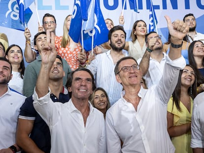 El líder del PP, Alberto Núñez Feijóo, durante un acto de campaña electoral del PP, el miércoles en Murcia, acompañado de José María Aznar.