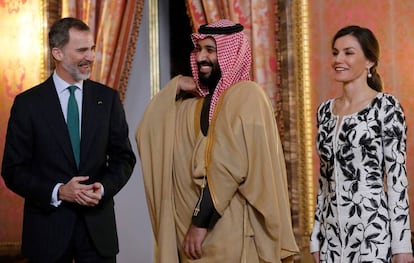 El rey Felipe y la reina Letizia junto al príncipe heredero Mohamed bin Salmán en el Palacio Real este jueves en Madrid. 
