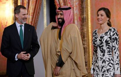 El rey Felipe y la reina Letizia junto al príncipe heredero Mohamed bin Salmán en el Palacio Real este jueves en Madrid. 