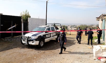 Tultepec: Agentes de policía resguardan la casa donde esta madrugada han asesinado a ocho personas en el Estado de México