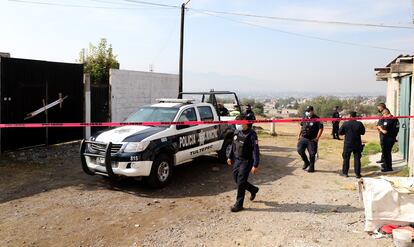 Tultepec: Agentes de policía resguardan la casa donde esta madrugada han asesinado a ocho personas en el Estado de México