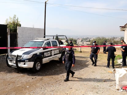 Agentes de policía resguardan la casa donde esta madrugada han asesinado a ocho personas en el Estado de México.