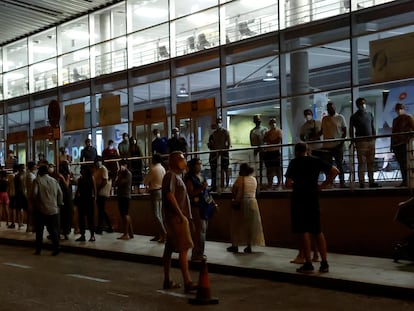 Imagen de los exteriores del punto de vacunación masiva del Wizink Center en Madrid, que desde el jueves comenzó a vacunar también en horario nocturno.