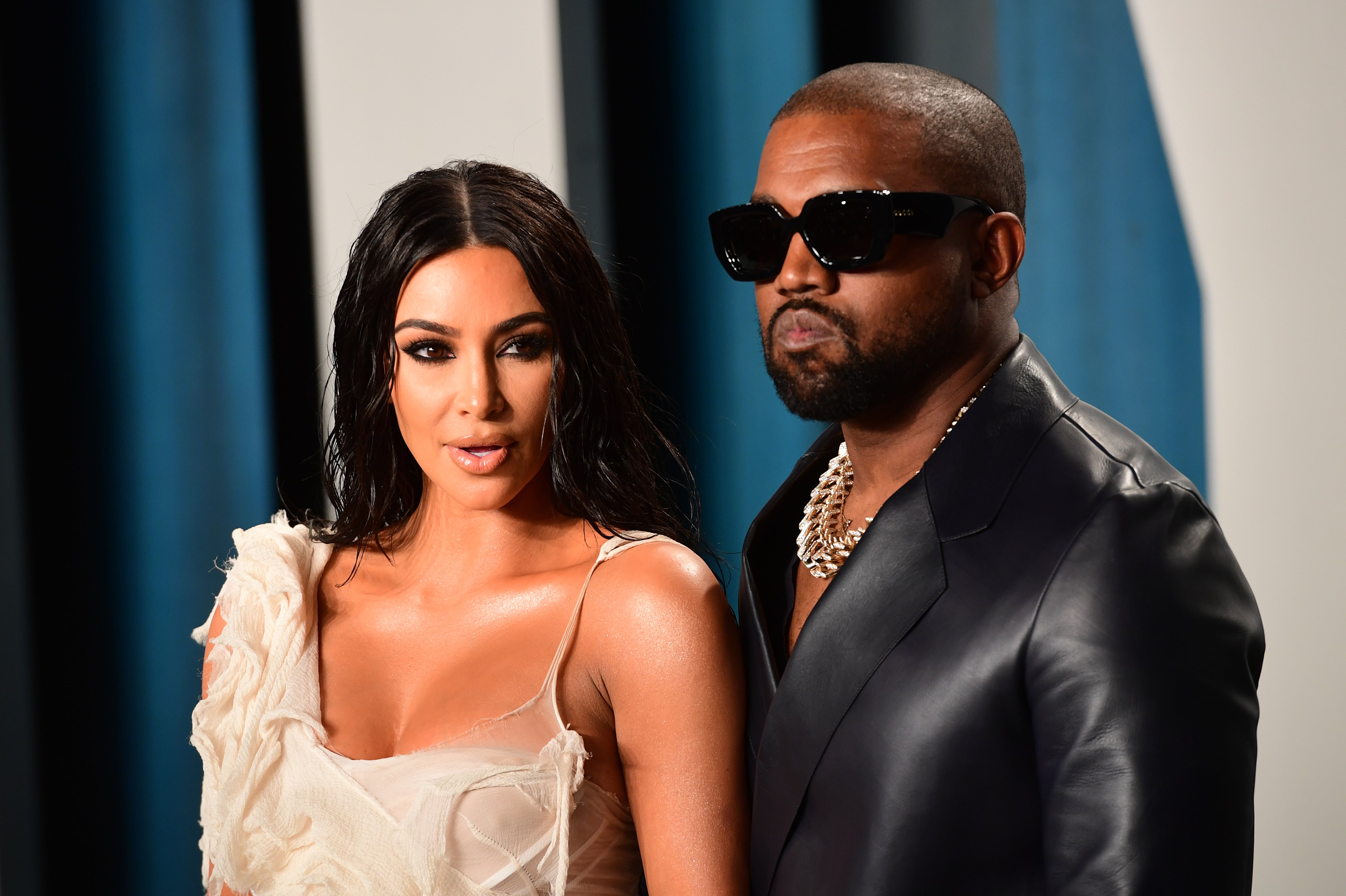 Kim Kardashian sufrió un aneurisma cerebral que achaca al estrés de su divorcio de Kanye West 1 Kim Kardashian y Kanye West, en una fiesta en Beverly Hills, Los Angeles.