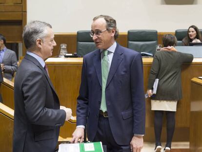 I&ntilde;igo Urkullu y Alfonso Alonso, momentos antes del pleno de control del Parlamento Vasco.