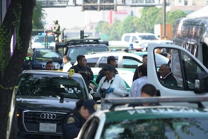 Un equipo forense y elementos de seguridad en el sitio donde fueron asesinados Ximena Guzmán y José Muñoz.