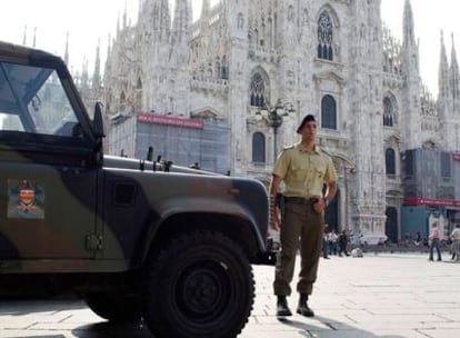 Un soldado italiano vigila la catedral de Duomo en Milán.