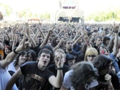 Un grupo de asistentes a uno de los conciertos del Azkena Rock del pasado mes de junio.