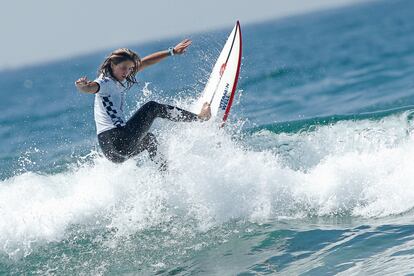 La española Leticia Canales surfea en Huntington Beach (California) en julio de 2019.