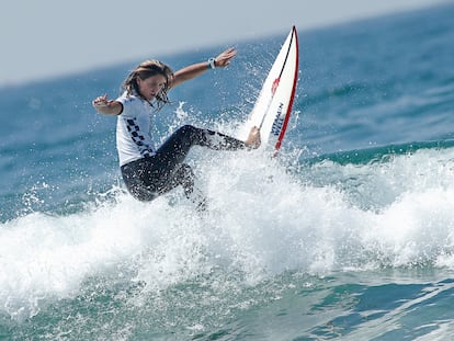 La española Leticia Canales surfea en Huntington Beach (California) en julio de 2019.