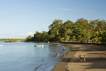 La gente se divierte en una playa pública de Puerto Jiménez.
