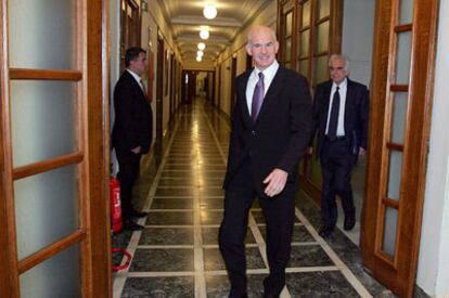 El primer ministro griego, George Papandreu, a su llegada ayer a la reunión del Consejo de Ministros en Atenas (Grecia).