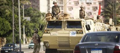 Soldados egipcios vigilan una calle de El Cairo.