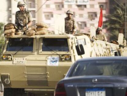 Soldados egipcios vigilan una calle de El Cairo.