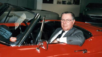 Sergio Pininfarina posando en un Alfa Romeo Giulietta